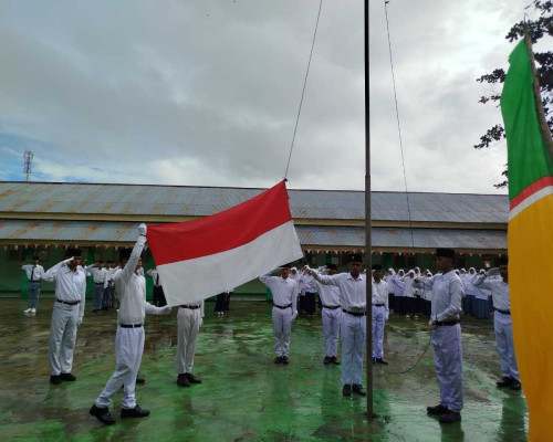 Upacara HUT ke-80 RI di Pesantren Shuffah Hizbullah Berlangsung Khidmat Meski Diguyur Hujan