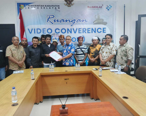 Forum Masyarakat Adat Waesama Gelar Demo di Kantor Bupati  Bursel