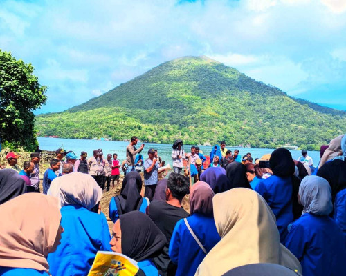 Mahasiswa Banda Demo Tolak Pembangunan Cold Storage di Atas Tanah Zonah Hijau