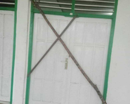 Tak Masuk DPA, Pegawai Kantor Camat Ambalau Palang Kantor 