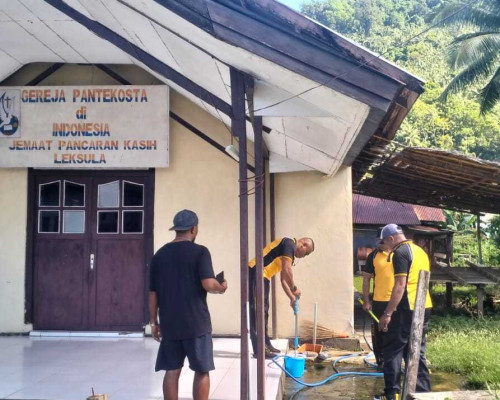 Polsek Leksula Gelar  Kegiatan Jumat Bersih  di Gereja Pancar Kasih