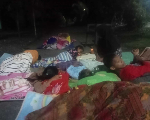 Warga Banda Baru Tidur di Luar Rumah Akibat Rentetan Gempa di Maluku Tengah