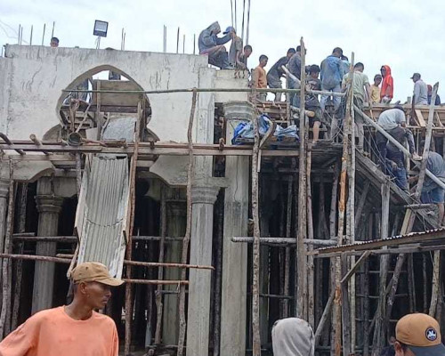 Warga Tiang Bendera Bergotong Royong Bangun Masjid 