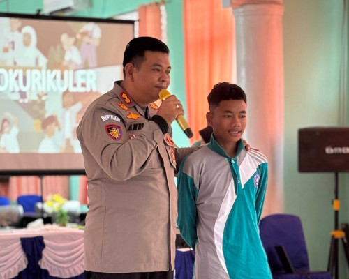 Sambangi SMA Negeri 7 Buru Selatan, Lorena Ajak Siswa Jaga Kamtibmas
