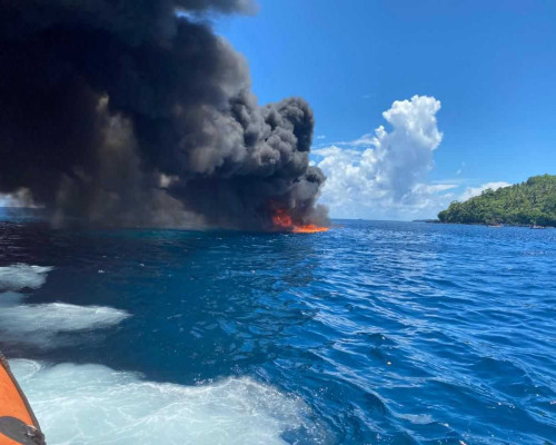 Kapal Kayu Angkut 35 Ton Minyak Tanah Tujuan Banda Terbakar