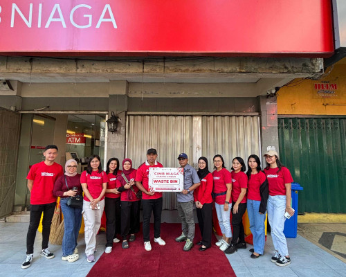 Dukung Program Kebersihan Kota Ambon, CIMB Niaga Serahkan 6 Unit Tempat Sampah
