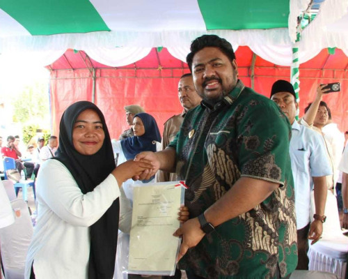 Wabup SBT Bagikan Ratusan Sertifikat Hak Milik ke Warga Transmigrasi