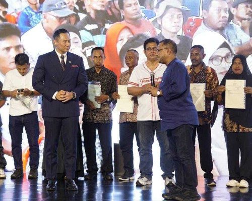 Bupati SBT Hadiri Penyerahan SHM Dari Kementrian Transmigrasi