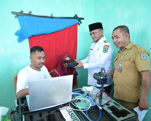 Bupati Fachri Turun Langsung Pantau Perekaman E-KTP di Kecamatan Werinama