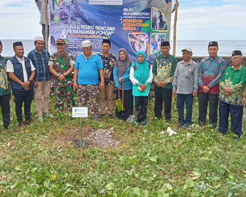 LRB Muhammadiyah Tanam Pohon dan Edukasi Kebencanaan di Negeri Sepa