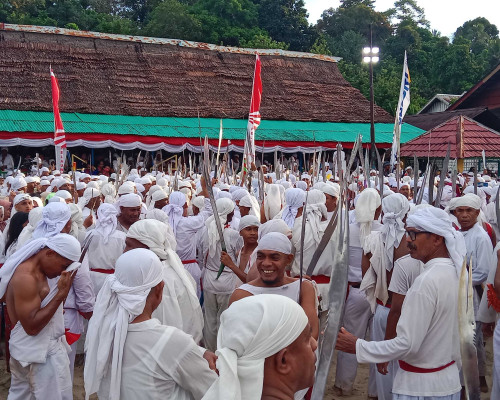 Ribuan Warga Saksikan Cakalele 'Ma'atenu' di Negeri Pelauw  AMBON, AT-Rritual cakalele (