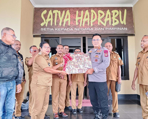 Wadansat Brimob Dapat Penghargaan dari  Raja dan Kades se-Kabupaten SBB