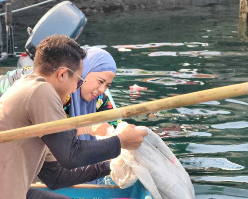 Aksi Bersih Laut di Banda, Betty Ajak Warga Jaga Laut