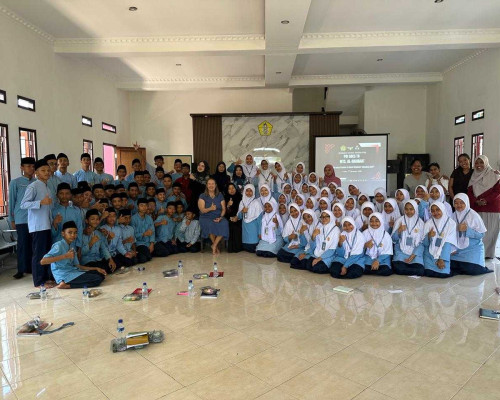 Kolaborasi PkM IAKN Ambon-UIN AMSA Tingkatkan Keterampilan Berbicara Siswa MTs. Al-Khairaat
