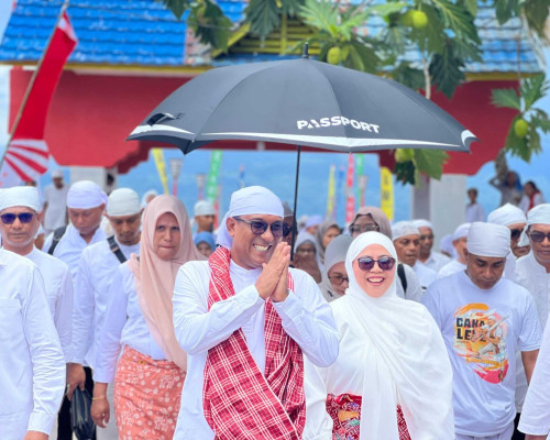Bersama Istri, Bupati Hadiri Budaya Ma’atenu Pakapita Matasiri di Pelauw