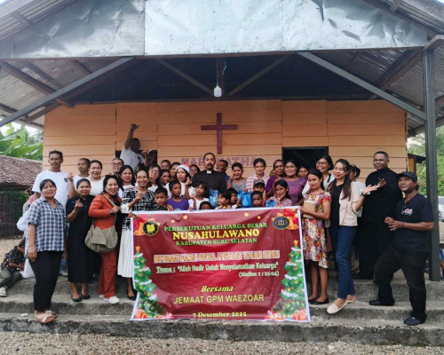 Rayakan Natal, Persekutuan Nusahulawano Berbagi Kasih Dengan Jemaat GPM PI Waisoar