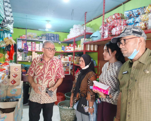 Sidak Bapok di Desa Wamsisi, Selsily : Jangan Jual Barang Kadaluwarsa