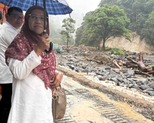 Saadiah Uluputty di Tanah Bencana Sumbar: Serukan Status Nasional Agar Negara Hadir Sepenuhnya