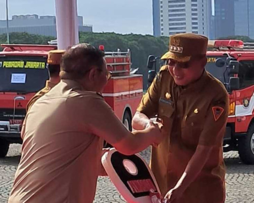 Pemkot Ambon Dapat Bantuan Mobil Damkar dari Pemprov DKI 