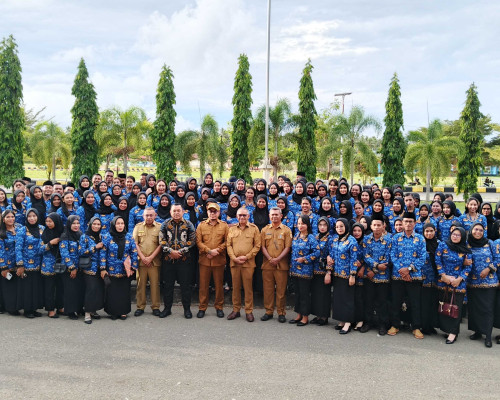 Bupati Bursel Serahkan SK 179 Tenaga PPPK Tahap II