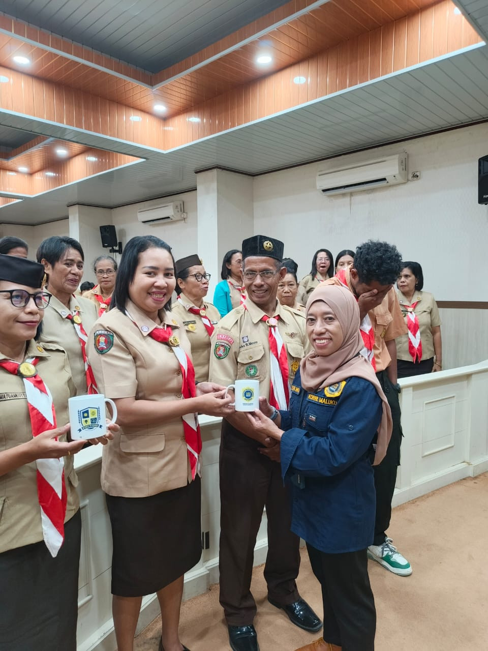 Koordinator Wilayah MAFINDO Maluku  Roesda Leikawa memberikan cinderamata kepada peserta usai pelatihan Kelas Kecerdasan Artifisial.