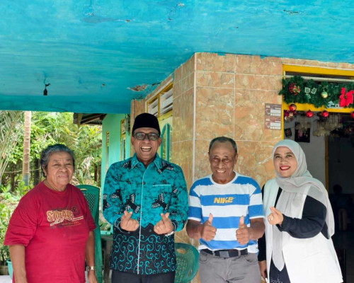 Bersama Istri Bupati Malteng Safari Natal dengan Guru Masa Kecil dan OPD