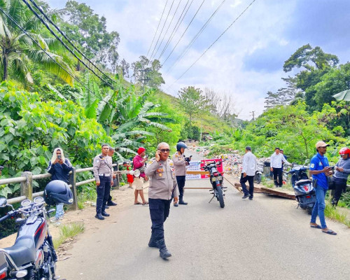 Protes Sampah, Warga Arbes Blokade Jalan