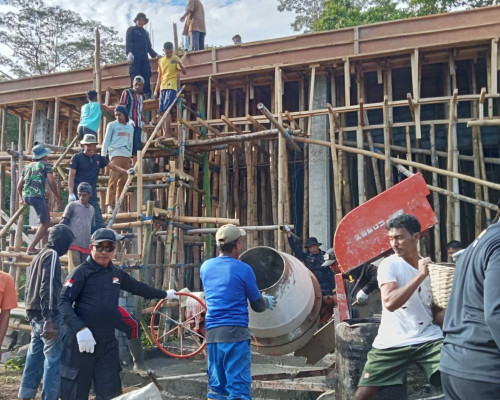 Personel Brimob Bantu Pengecoran Masjid Al-Ikhwan di Masohi