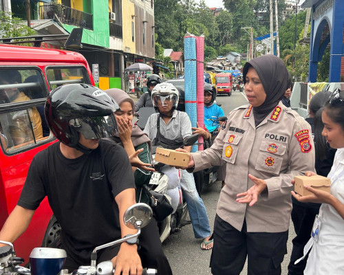 Bidhumas dan Bidpropam Polda Maluku Bagi 250 Paket Takjil Kepada Pengguna Jalan di Ambon