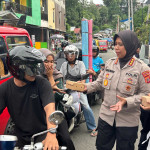 Bidhumas dan Bidpropam Polda Maluku Bagi 250 Paket Takjil Kepada Pengguna Jalan di Ambon