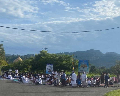 Bupati dan Masyarakat Shalat Ied di Alun-alun Kota Namrole 