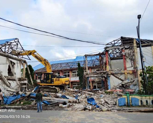Pemkab Aru Rubuhkan Gedung SD 1 dan 2 Dobo
