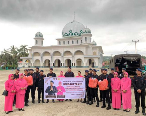 Brimob dan Bhayangkari di Bula Bagikan Ratusan Paket Takjil Gratis ke Pengendara