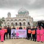 Brimob dan Bhayangkari di Bula Bagikan Ratusan Paket Takjil Gratis ke Pengendara