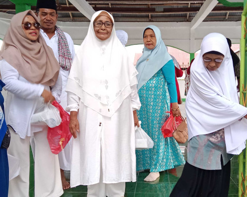 CJH Asal Tulehu Ziarah Makam Orang Tua dan Leluhur Sebelum ke Tanah Suci