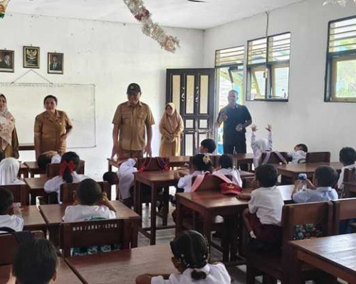 Bupati Aru Pantau Langsung Kesiapan Sekolah di Hari Pertama Masuk Tahun Ajaran Baru
