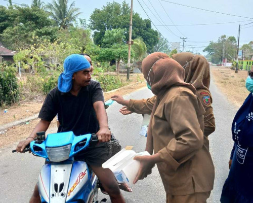 Cegah ISPA Akibat Karhutla, Puskesmas Pelauw Bagikan Masker ke Warga